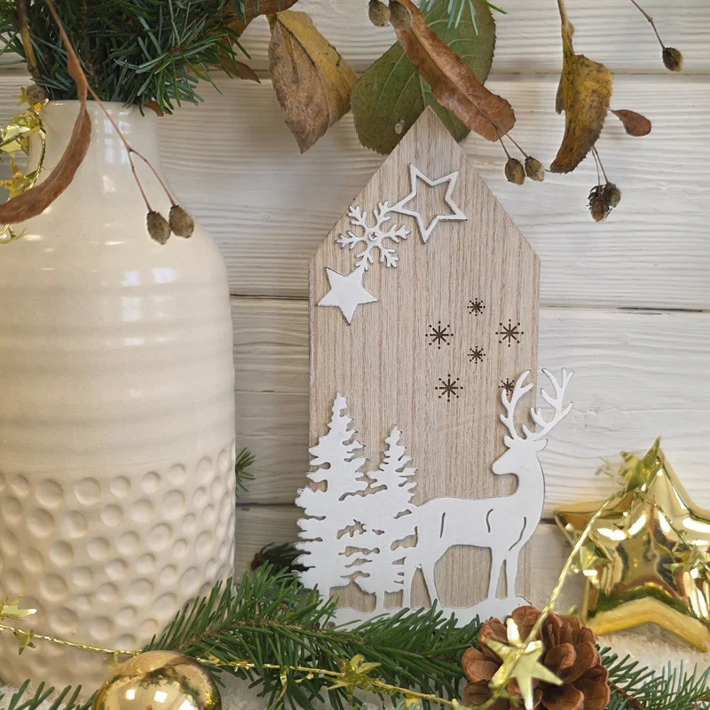 Logbuch-Verlag Holz-Metall-Haus „Winterwald“ 22 cm – Dekohaus aus Holz mit REH & Bäumen in Antik-Weiß – Winterliche Weihnachtsdeko zum Hinstellen
