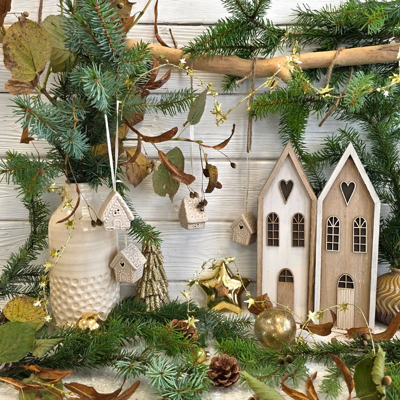 Logbuch-Verlag 2er Set Holzhäuser Natur-weiß 28,5 cm – Weihnachtsdeko aus Holz im Landhaus-Stil – Winterliche Deko zum Hinstellen