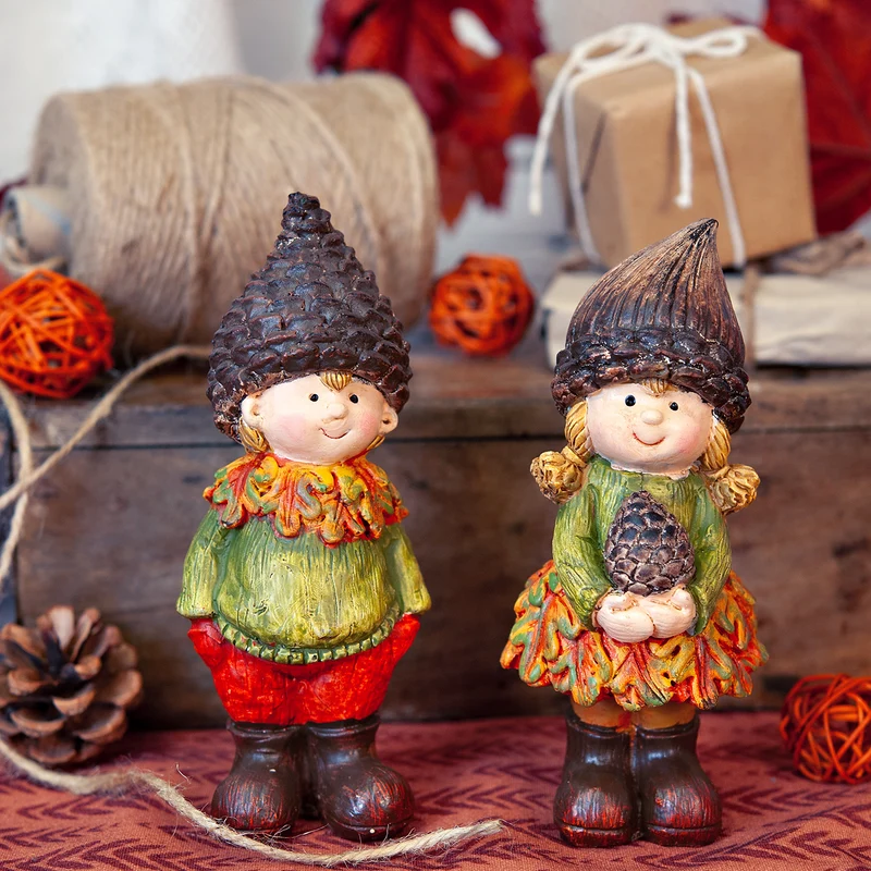 Logbuch-Verlag Herbstkinder Figuren 2er Set stehend 16–17 cm – Herbstdeko Kinder mit Tannenzapfen-Mütze – Junge & Mädchen aus Kunststein