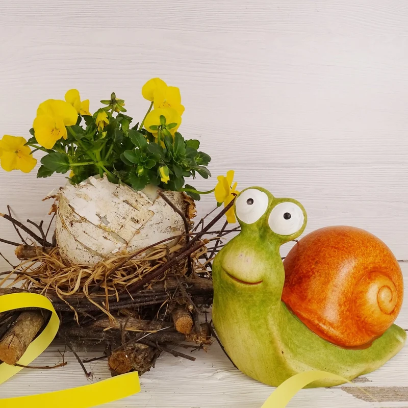 Logbuch-Verlag 2er Set Keramik-Schnecken grün-braun – lustige Frühlingsdeko Figuren 12 cm hoch – Garten- und Tierdeko zum Hinstellen – Schnecke Dekofigur