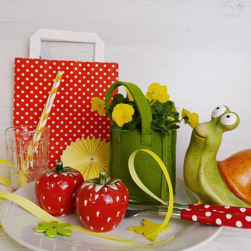 Logbuch-Verlag 2er Set Keramik-Schnecken grün-braun – lustige Frühlingsdeko Figuren 12 cm hoch – Garten- und Tierdeko zum Hinstellen – Schnecke Dekofigur