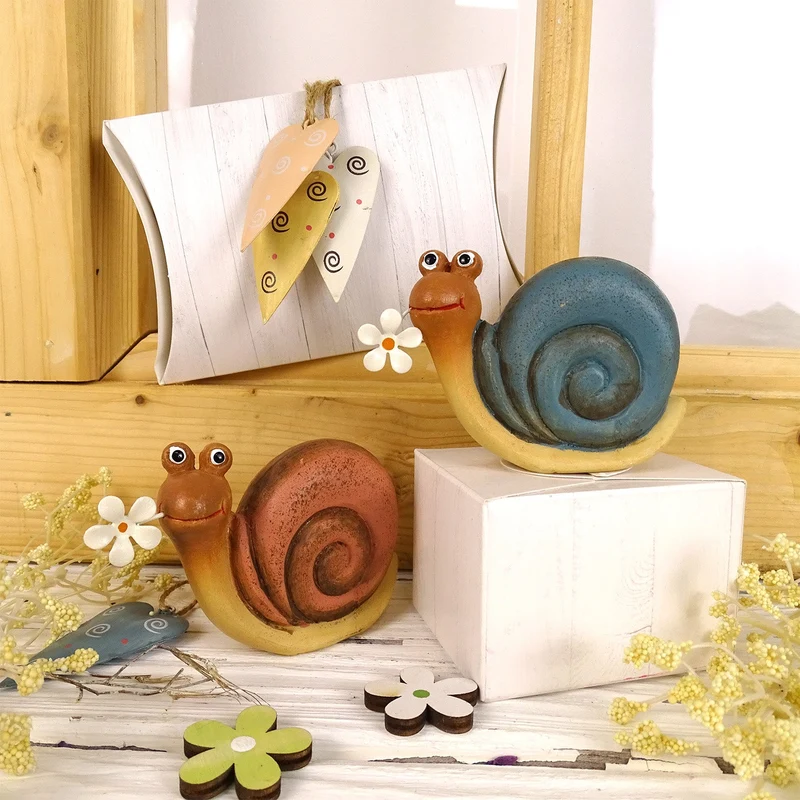 Logbuch-Verlag Deko Schnecke 2er-Set mit Blume Creme-rosé & blau Sortiert – Polyresin Schneckenfigur 11 cm breit als Frühlingsdeko, Gartendeko oder Tischdeko