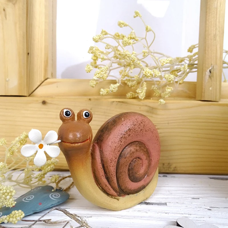 Logbuch-Verlag Deko Schnecke 2er-Set mit Blume Creme-rosé & blau Sortiert – Polyresin Schneckenfigur 11 cm breit als Frühlingsdeko, Gartendeko oder Tischdeko