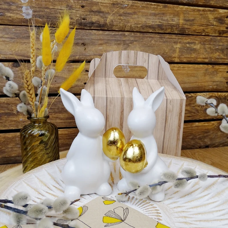 Logbuch-Verlag Keramik Hase mit Ei weiß 2er Set – Osterhasen 14 cm mit goldfarbenem Ei – Elegante Osterdeko – Figuren zum Hinstellen