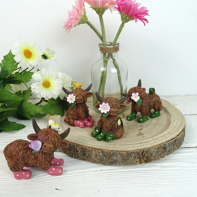 Logbuch-Verlag Deko Highlandrinder 4er Set mit Gummistiefeln 7 cm - niedliche Kuh Figuren für Frühlingsdeko, Bauernhof Deko oder Tierdeko
