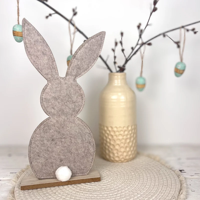 Logbuch-Verlag Filz-Osterhase zum Stellen braun 33 cm groß Dekofigur mit Standfuß Frühlingsdeko Ostern Naturstil