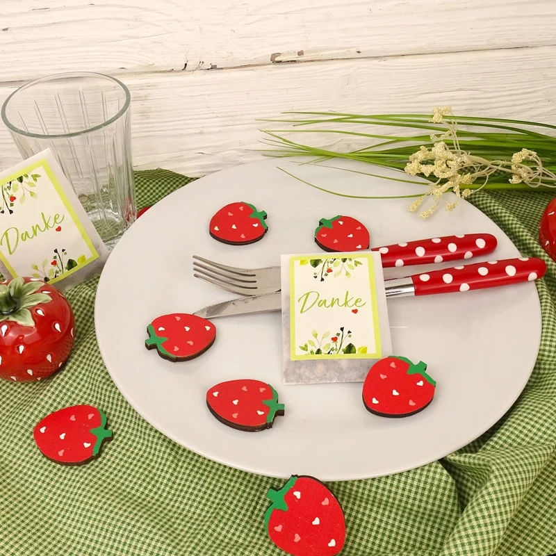 Streu-Erdbeeren aus Holz 18er-Set 3,5 x 4 cm – sommerliche Streudeko in Rot und Grün zum Basteln und Dekorieren