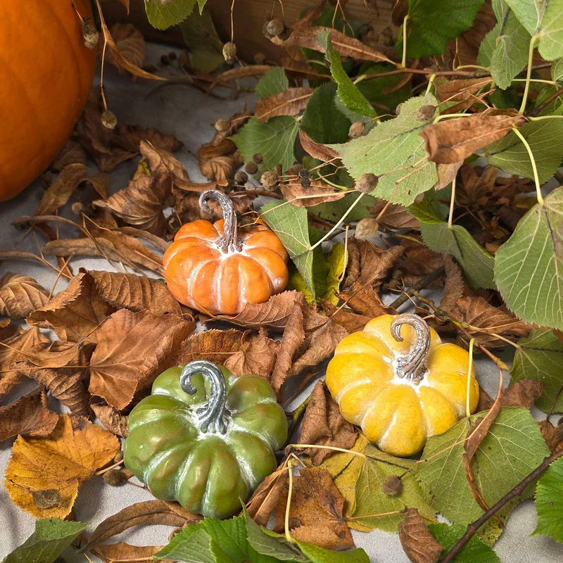 Deko-Kürbisse 3er Set aus Polyresin, Ø 8 cm, in Orange, Gelb und Grün – Herbstdeko für Tisch und Erntedank