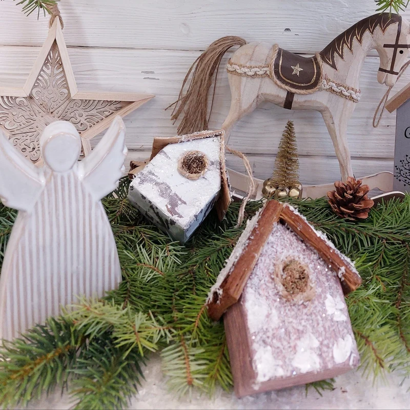 Christbaumschmuck Häuschen 3er-Set aus Kiefernholz, je ca. 8 x 6 x 8,5 cm, mit Schneeeffekt, rustikale Winterdeko