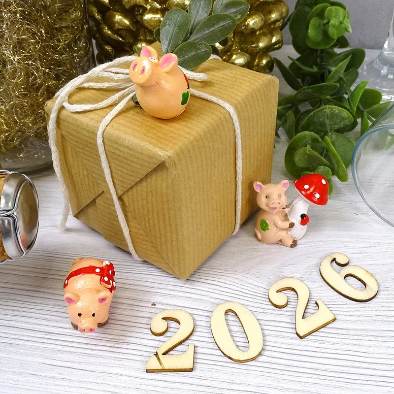 Glücksschweine 4er Set Mini-Figuren mit Kleeblatt und Fliegenpilz, ca. 3 cm aus Polyresin – Glücksbringer für Silvester