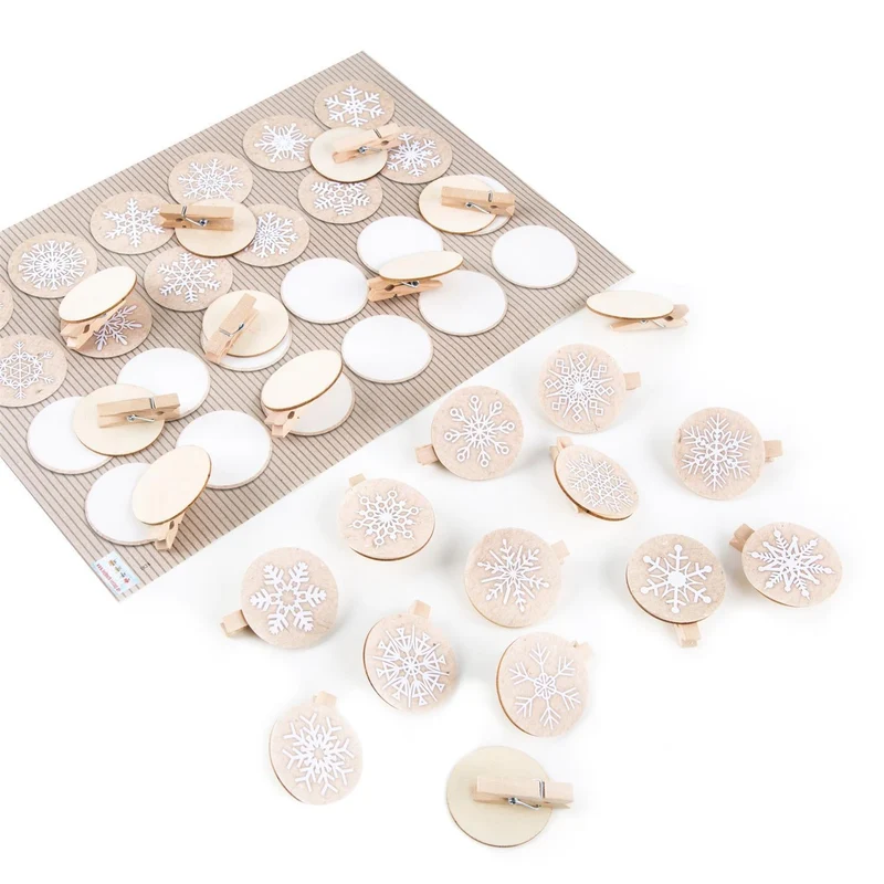Set 24 Weihnachtsaufkleber Schneeflocke beige + 24 Holzwäscheklammern mit Scheibe Verpackung Basteln Deko