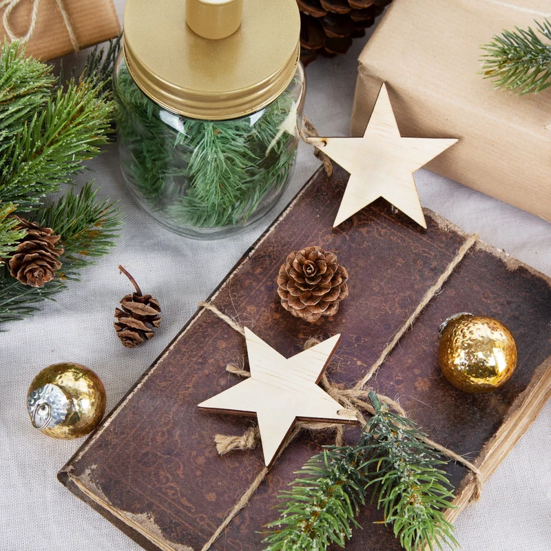 Weihnachtsanhänger Set: 30 Holzsterne 7 cm grau + weiß + braun