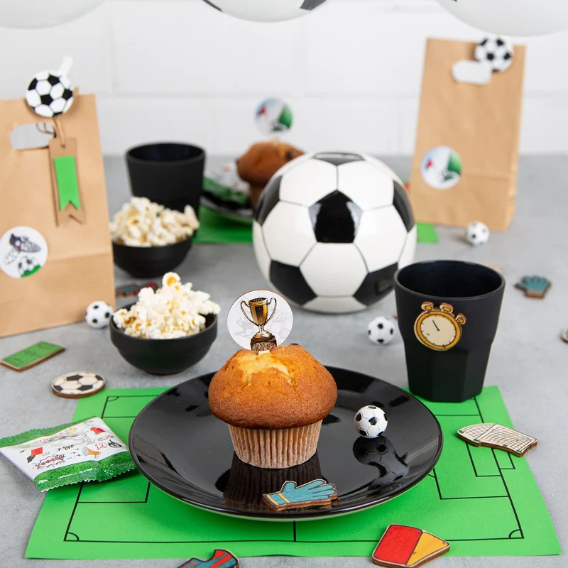 24 Stück Fußball Aufkleber Sticker rund 4 cm Tor gelbe Karte Pokal Ecke Fußballer Fußballschuhe zum Basteln als Geschenkaufkleber für Papiertüten Etiketten zur Deko Weltmeisterschaft