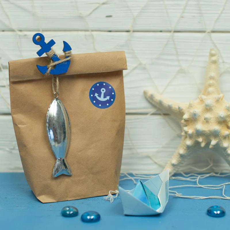 24 Teile Set maritime Deko: 12 blaue Holz Anker Deko Klammern + 12 silber farbene Blech Fisch Anhänger mit Schnur: Tischdeko Kommunion Hochzeit Party Geburtstag Fischer Streuteile und Holzklammern
