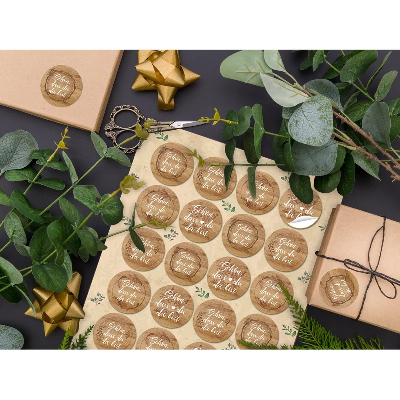 Logbuch-Verlag 24 SCHÖN DASS DU DA BIST Aufkleber 4 cm Holzoptik natur Holz braun - Begrüßung Gastgeschenk DIY Tischkarte Sticker Hochzeit Geburtstag