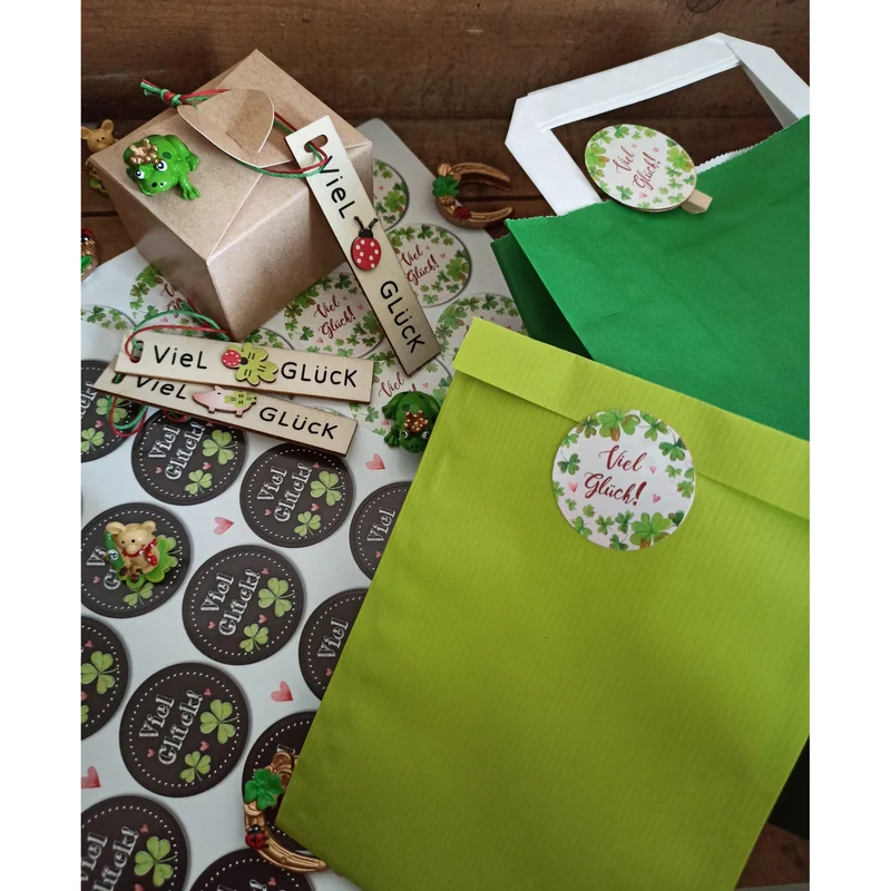 24 Kleeblatt VIEL GLÜCK rot grün natur runde 4 cm Aufkleber selbstklebende Etiketten Geschenkaufkleber Verpackung Hochzeit Weihnachten Silvester