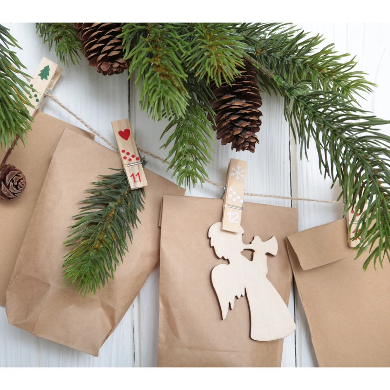 24 Holzklammern mit Adventskalender-Zahlen - Zahlen-Klammern mit Schnur in natur rot grün