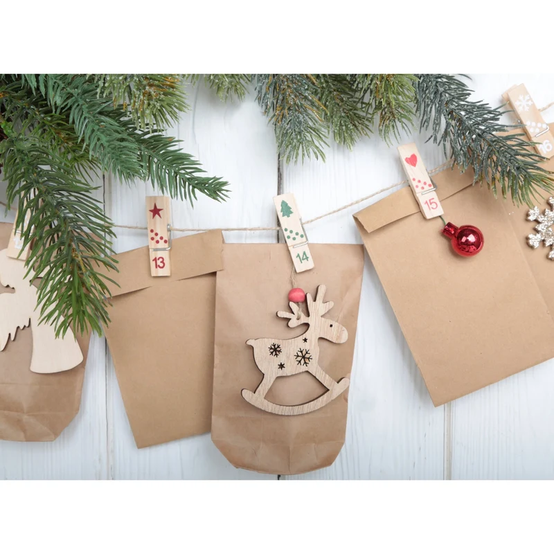24 Holzklammern mit Adventskalender-Zahlen - Zahlen-Klammern mit Schnur in natur rot grün