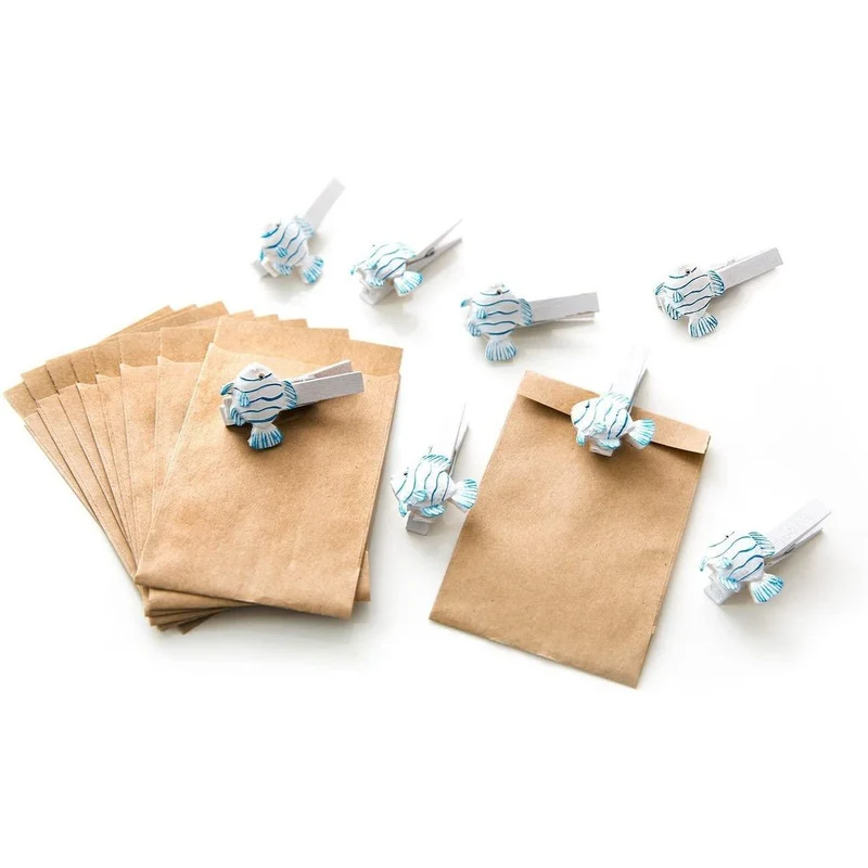 8 kleine braune natur MINI-Papiertüten 6,3 x 9,3 cm + 8 Deko-KLAMMERN FISCHE blau weiß gestreift - Tischkarten Gastgeschenk-Verpackung give-aways Mitgebsel Kommunion Taufe Geburtstag