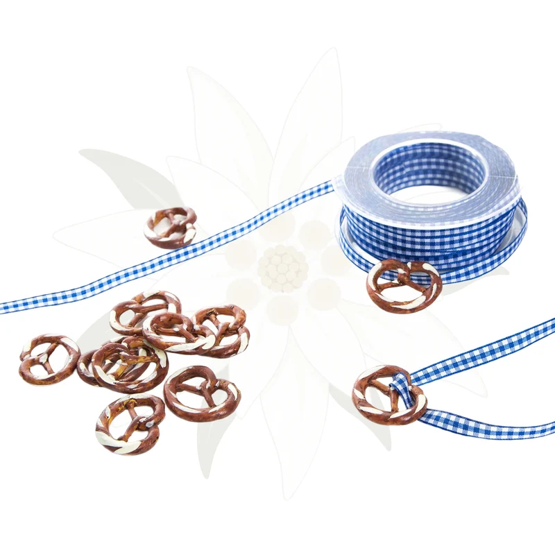 24 Brezel-Geschenkanhänger mit blau-weiß kariertem Stoffband