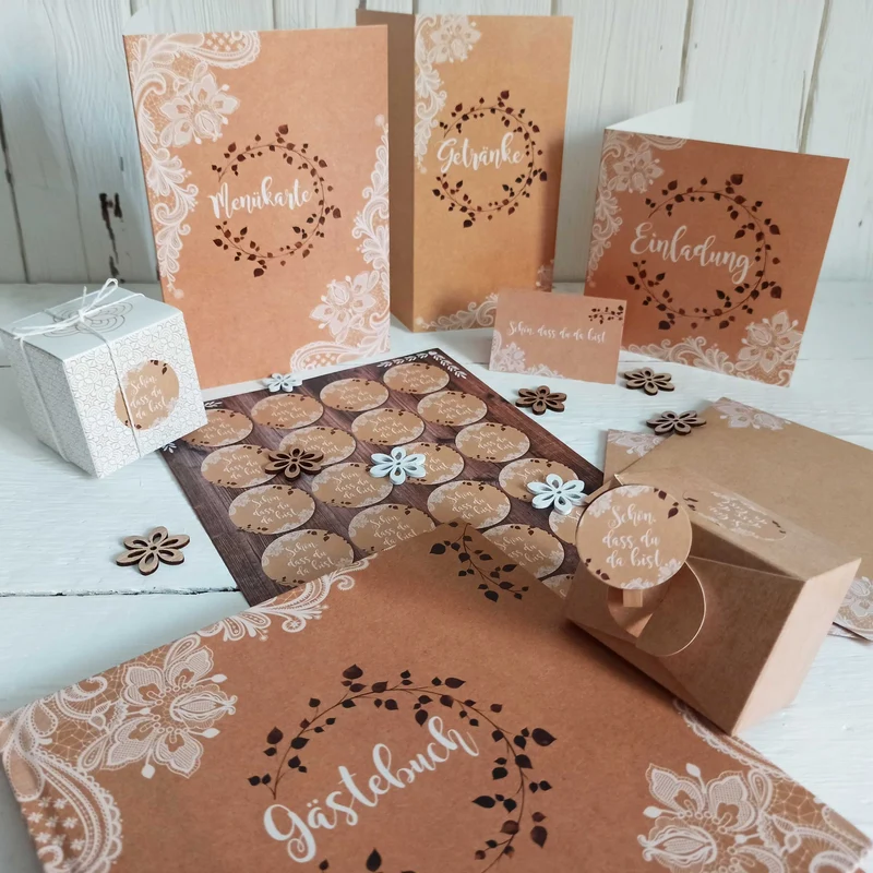 Tischkarten Schön, dass du da bist im Boho-Stil mit weißer Spitze