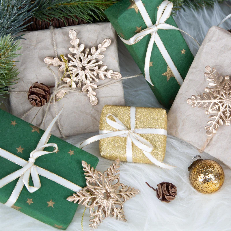 6 Schneeflocken Weihnachtsanhänger aus Metall - 8 cm Goldfarben