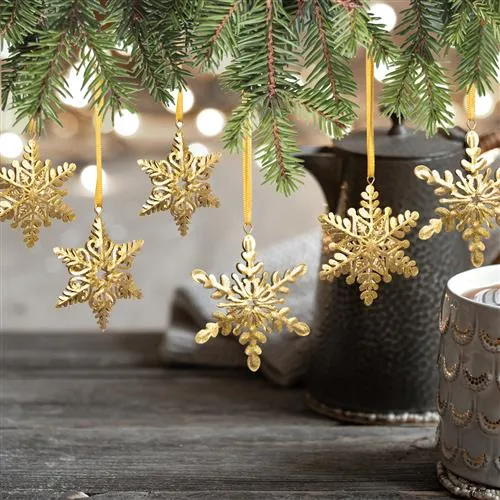 6 Schneeflocken Weihnachtsanhänger aus Metall - 8 cm Goldfarben