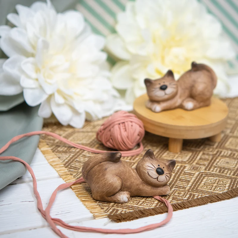 2 Deko Katzen beige braun aus Keramik Katzenfiguren liegend Geschenkidee 11 cm