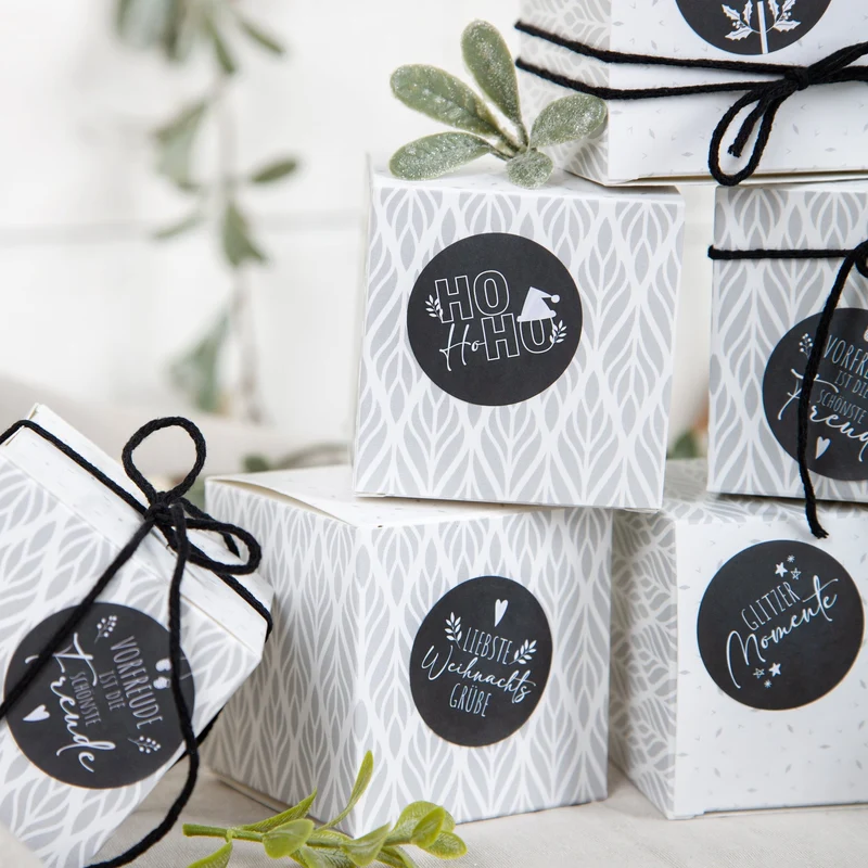Logbuch-Verlag 24 moderne Weihnachtsaufkleber schwarz weiß - Sticker Weihnachten Weihnachtsgrüße - Verzierung Geschenke Verpackung Ø 4 cm rund
