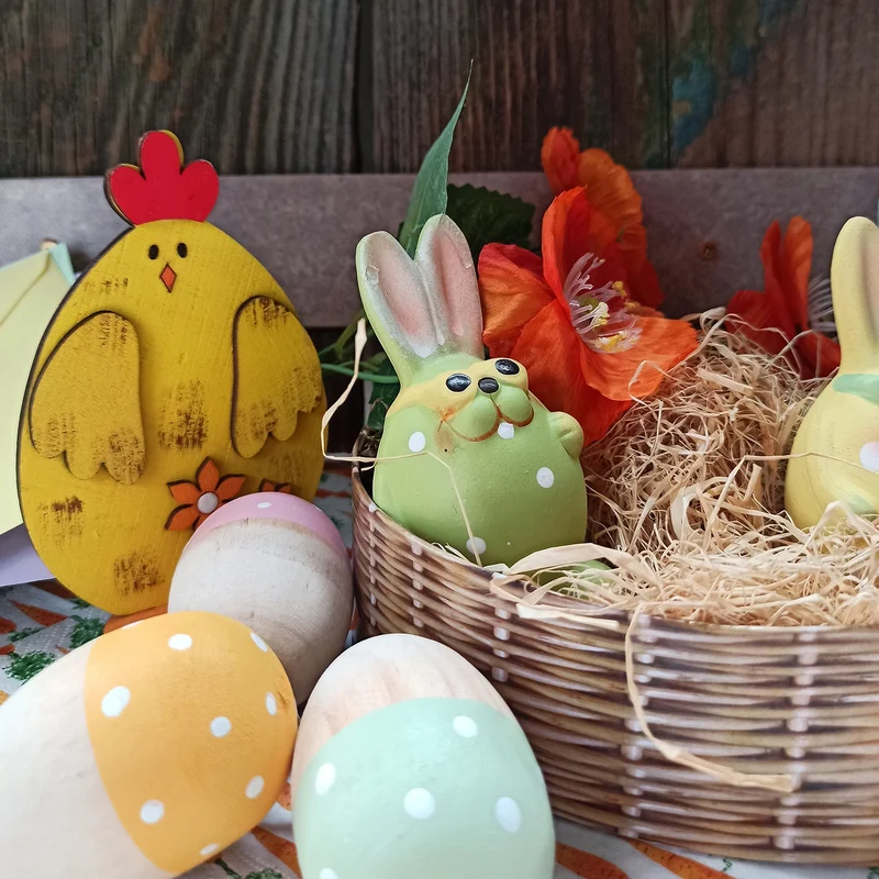 4 kleine Osterhasen Figuren aus Keramik - 10 cm bunt