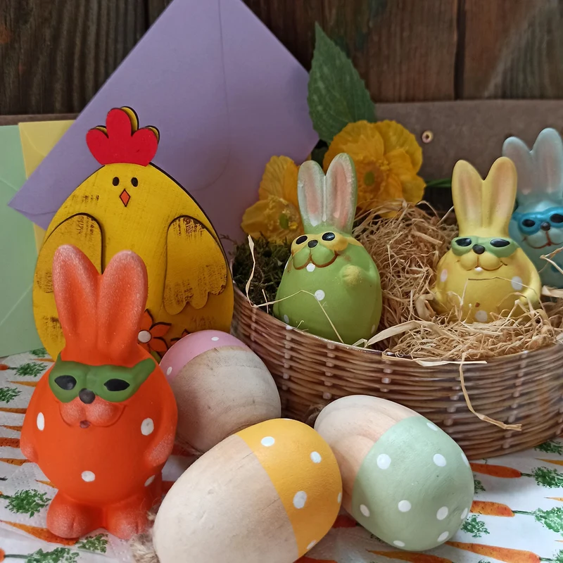 4 kleine Osterhasen Figuren aus Keramik - 10 cm bunt