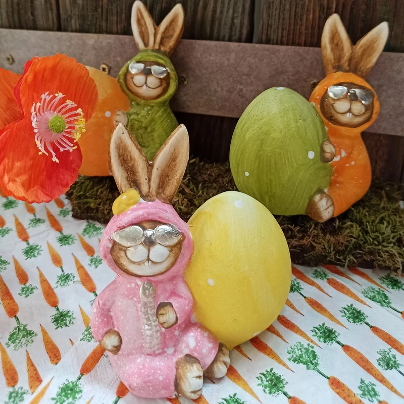 3 kuriose Osterhasen mit Osterei in orange + grün + rosa - 11 cm - aus Keramik