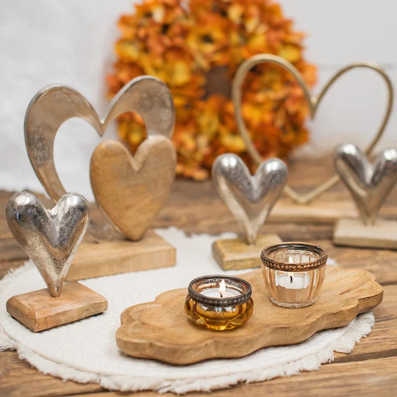 3 silberne Metall Herzen auf braunem Holzsockel - 13 cm - als Symbol Geschenk