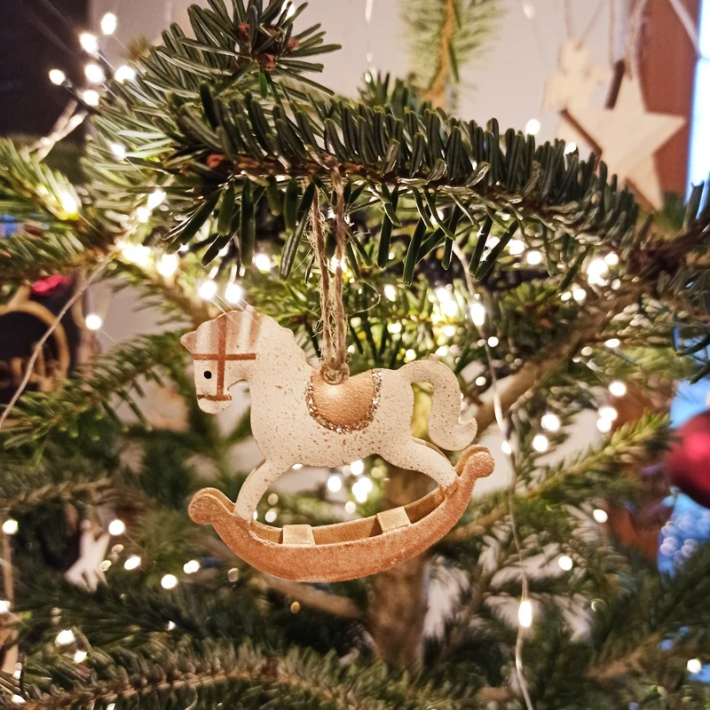8 Schaukelpferd Weihnachtsbaumanhänger cremefarben gold - aus Metall