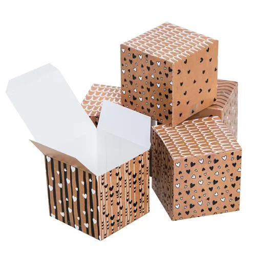 Geschenkboxen braun in Kraftpapier-Optik 7 x 7 cm mit Herzen schwarz-weiß