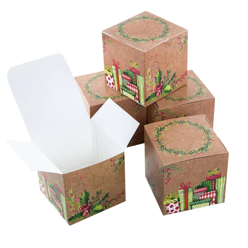 Weihnachtliche Geschenkboxen braun in Kraftpapier-Optik 8 x 8 cm mit Geschenke-Motiv rot-grün