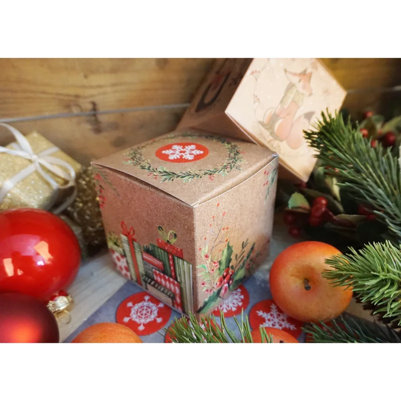 Weihnachtliche Geschenkboxen braun in Kraftpapier-Optik 8 x 8 cm mit Geschenke-Motiv rot-grün