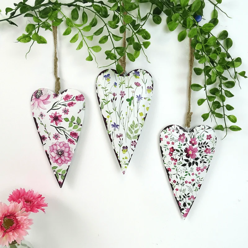 3 Metallherzen zum Aufhängen - mit Blumenmuster beige rosa grün