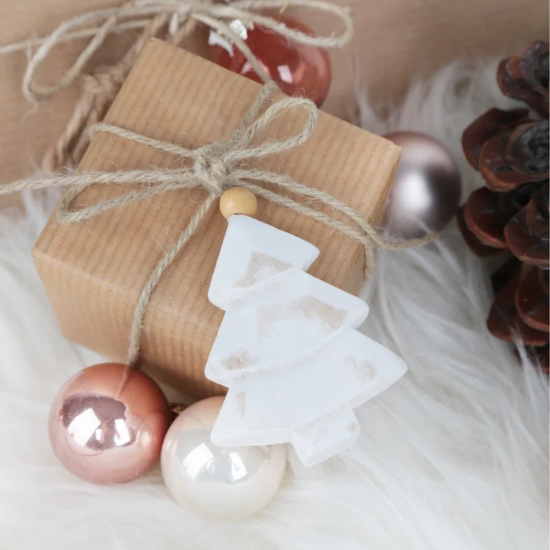 6 kleine weiße Weihnachtsbäume mit Schnur zum Aufhängen 6 cm