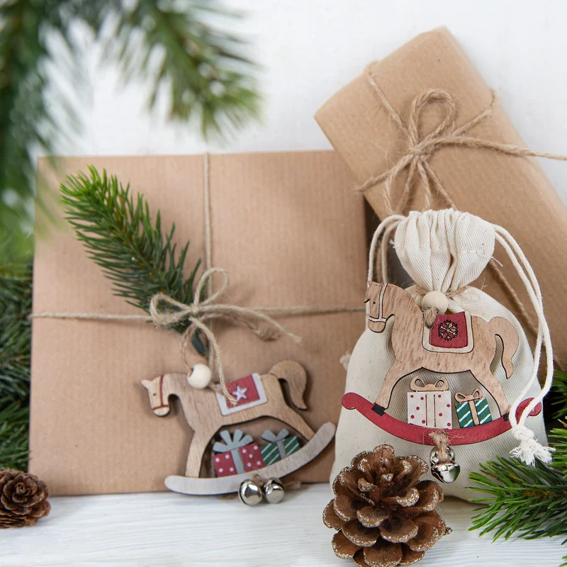 Logbuch-Verlag 12 Vintage Weihnachtsanhänger - Schaukelpferde mit Schnur zum Aufhängen braun rot - weihnachtlicher Baumschmuck