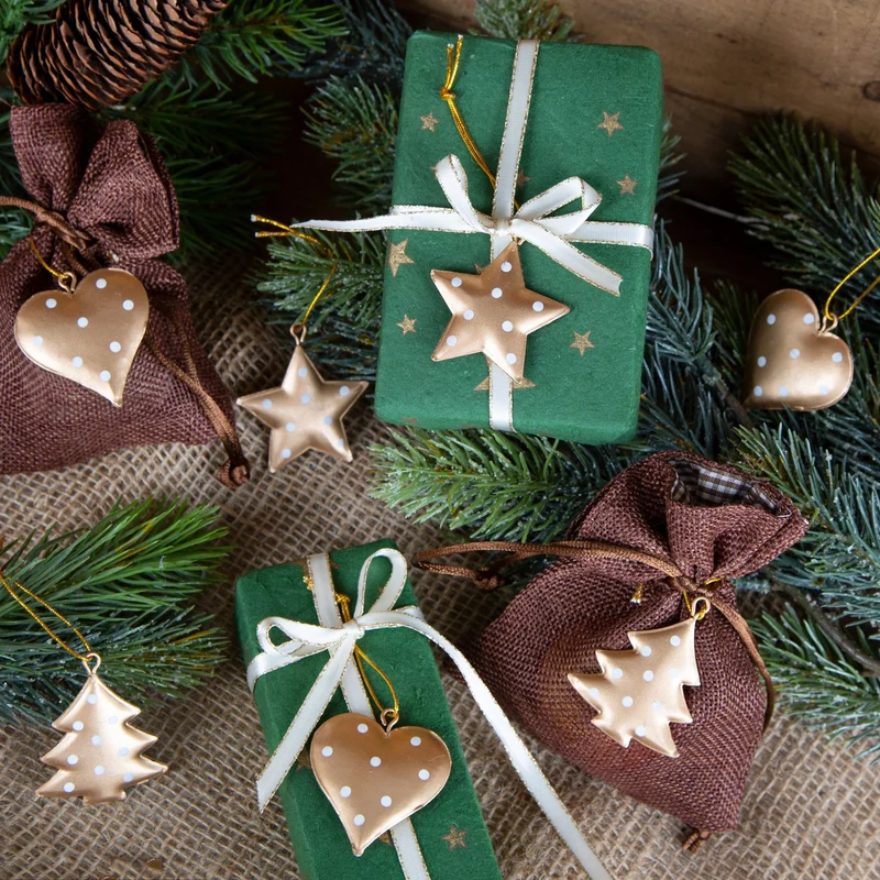 12 Metallanhänger weihnachtlicher Baumschmuck Gold weiß 4 cm