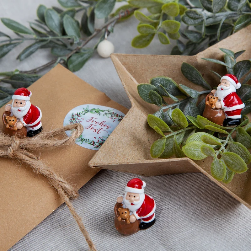 4 Mini Nikolaus Figuren mit Teddybär Weihnachtsmänner 3cm