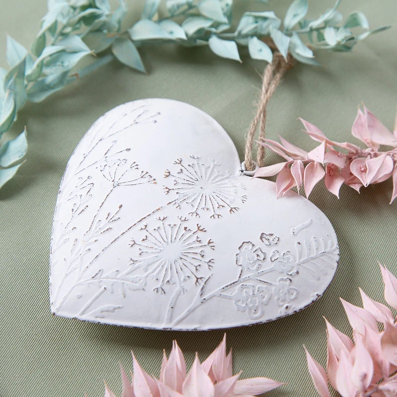 Logbuch-Verlag 3 dezente Metallherzen zum Aufhängen weiß grau mit Blumenmuster Florale Herzanhänger Herbst Deko 10 x 10 cm