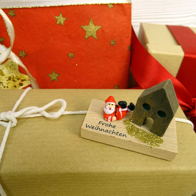 Logbuch-Verlag 8 besondere weihnachtliche Mini Geschenke mit Santa und Frohe Weihnachten Holzhäuschen und Text 5 x 2,5 x 4 cm