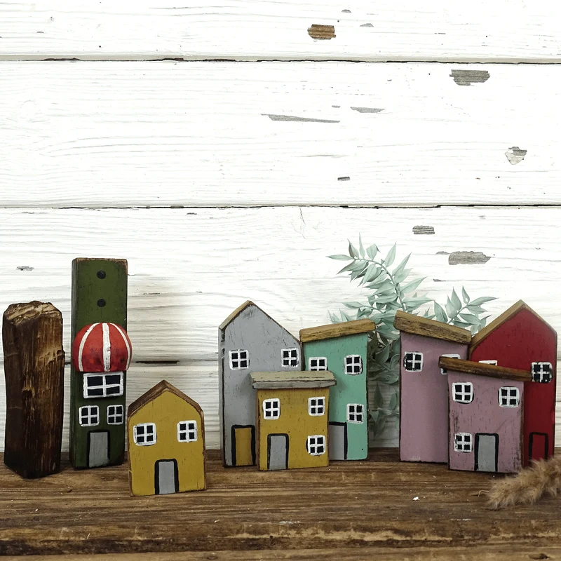 Logbuch-Verlag Holzhäuser 6er-Set Vintage 29x4x12 cm – Dekofigur Häuserzeile aus Albizia-Holz – Bunte Fensterbank-Deko Landhausstil