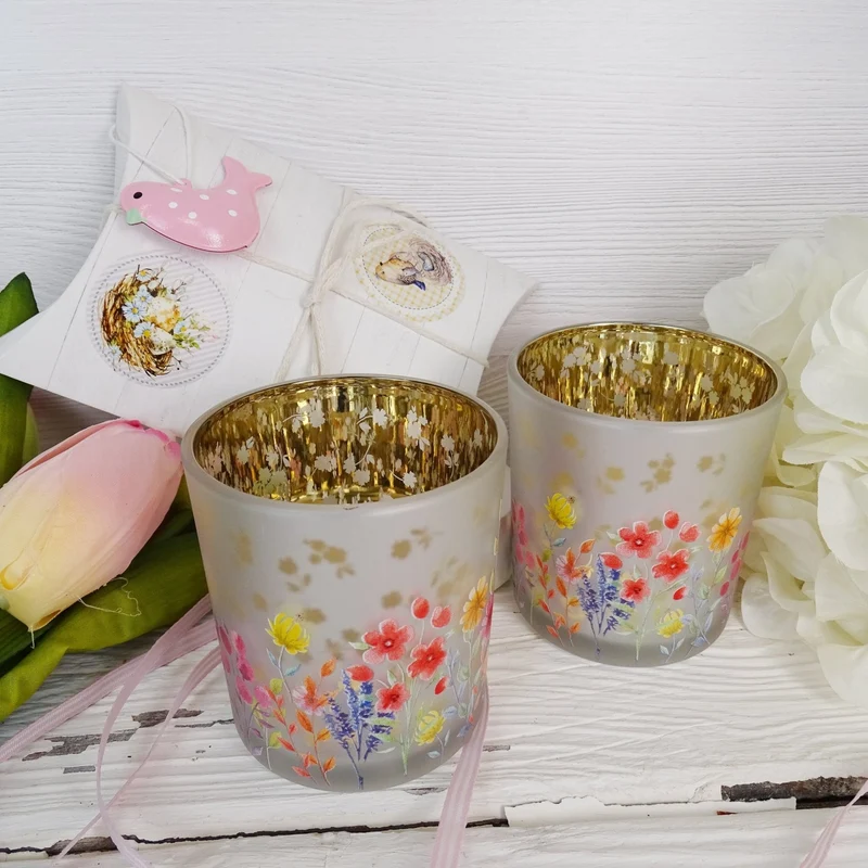 2er Set Windlichter mit Blumenwiese 7x8x7 cm – Teelichthalter aus Glas mit floraler Frühlingsdeko, Glaslichter für Tisch, Fensterbank oder Geschenk – Logbuch-Verlag