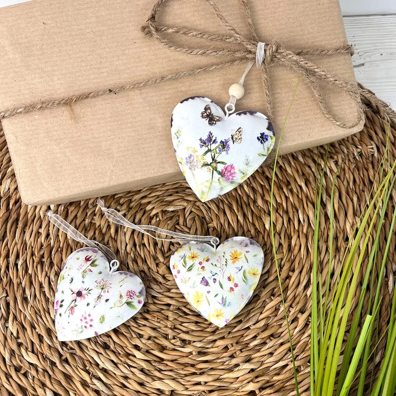 Logbuch-Verlag 6 Metallherzen mit bunten Blumen Hochzeit Frühling Deko zum Aufhängen Osteranhänger 7 x 6,5 cm