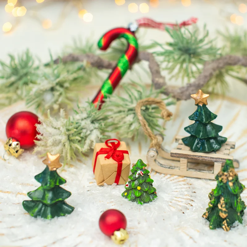 4 kleine Weihnachtsbaum Figuren 5 cm grün - Tischdekoration Weihnachten