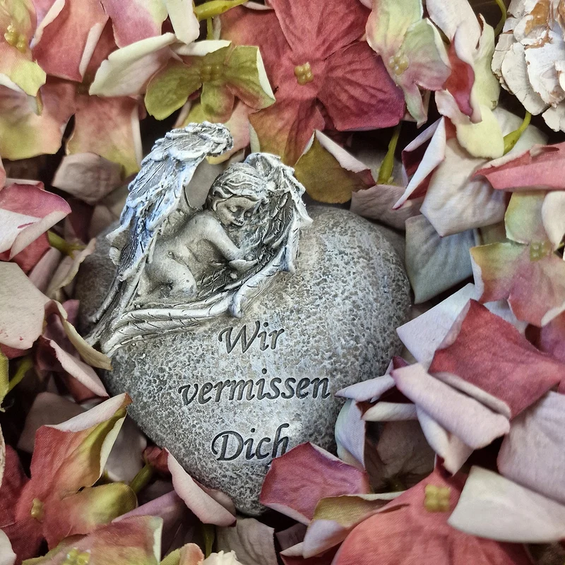 Grabengel mit Inschrift Wir vermissen Dich grau klein 10 x 10 x 6,5 cm