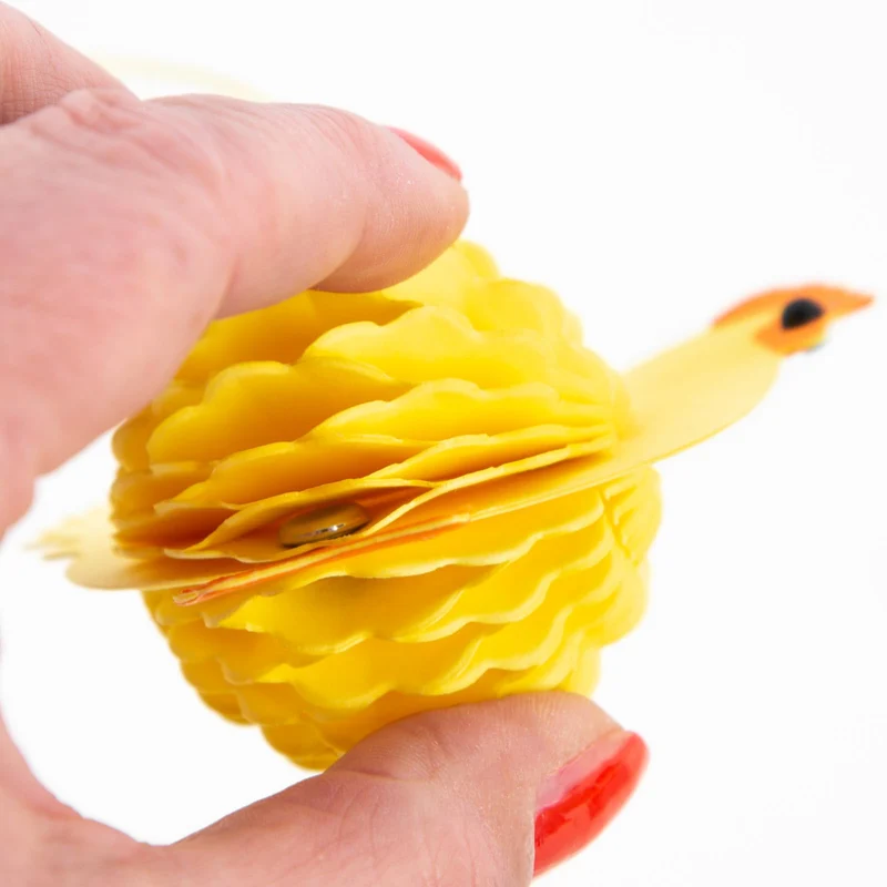 Logbuch-Verlag 4 kleine Ostern Deko Hühner zum Aufhängen gelb weiß Osterdekoration aus Papier Frühling Deko 9,5 x 7,5 cm